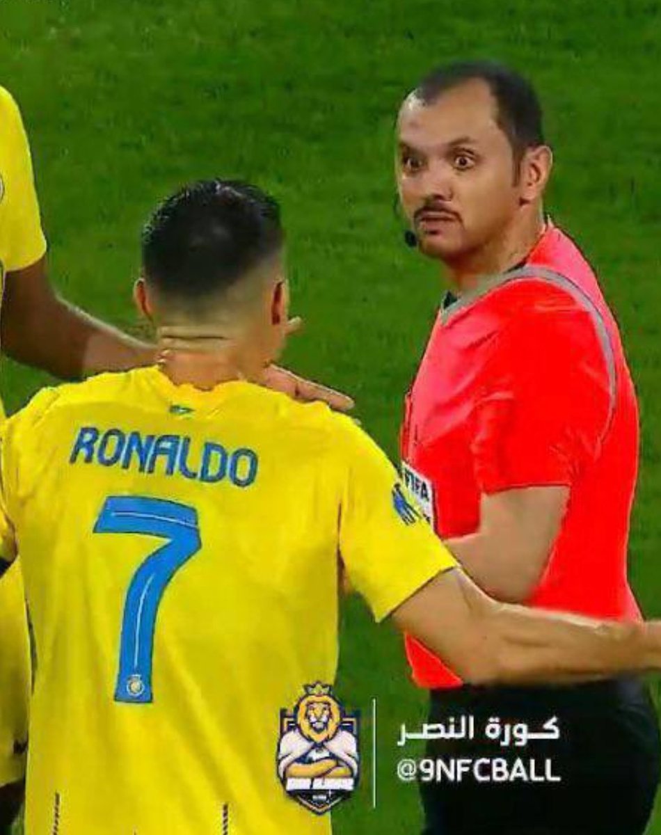 لماذا يتعامل الحكم الهويش بكل هذه العدائية والحدة والإنفعال مع كابتن #النصر #كرستيانو_رونالدو كلما اراد اللاعب بصفته قائد الفريق مناقشته بكل هدوء في بعض قراراته الخاطئة؟ ولماذا لا تظهر هذه العدائية وهذا الإنفعال المبالغ فيه مع لاعبي #الهلال عندما يناقشونه في قراراته؟ عمركم شفتوا