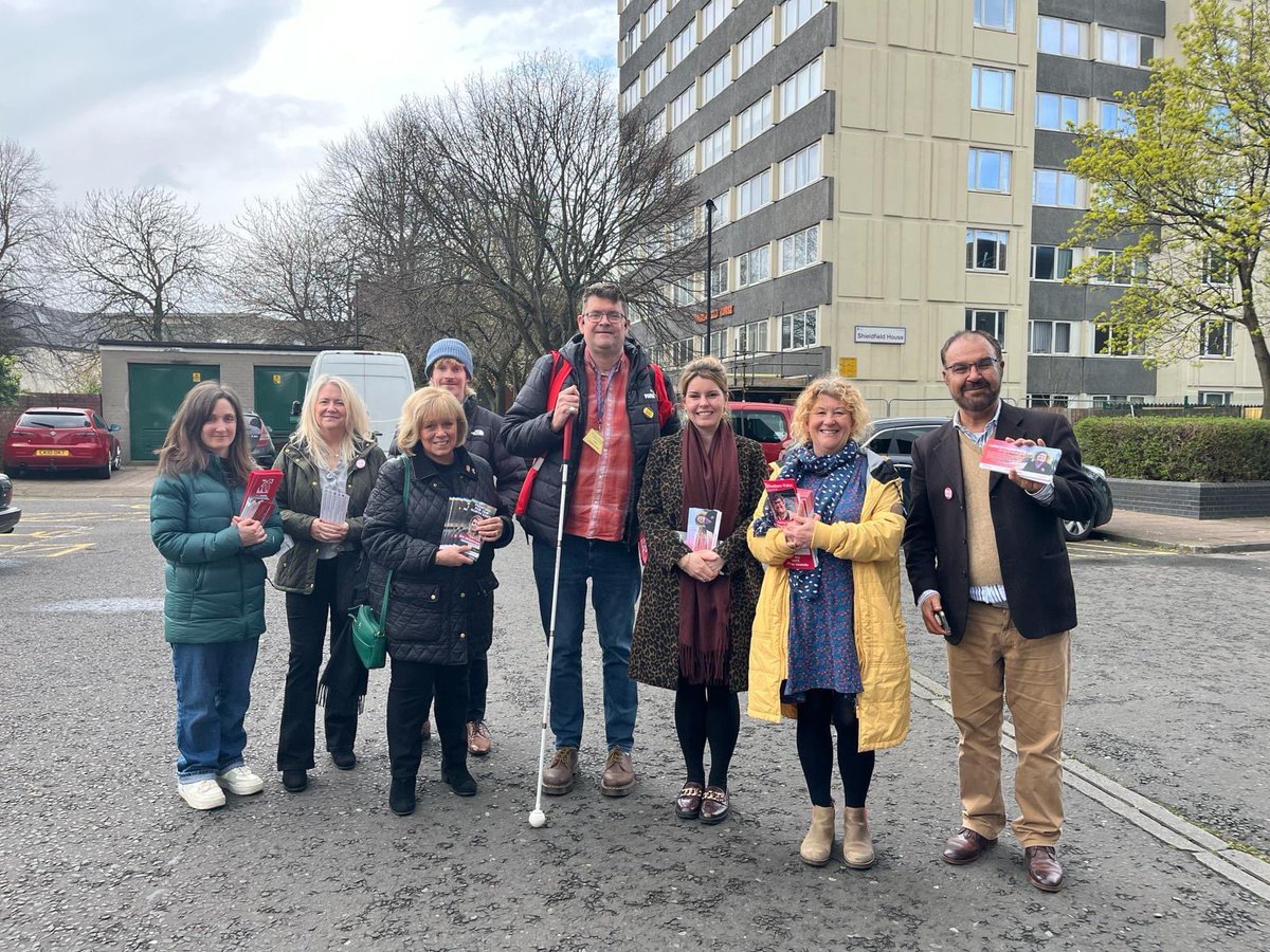 Great to be out in Shieldfield with Cllr @alistairsc, @glindon_mary MP and @SusanDungworth Labour’s candidate for Northumbria Police and Crime Commissioner. Great conversations with residents at Shieldfield House. Tons of backing for a strong local @UKLabour team 🌹🌹🌹