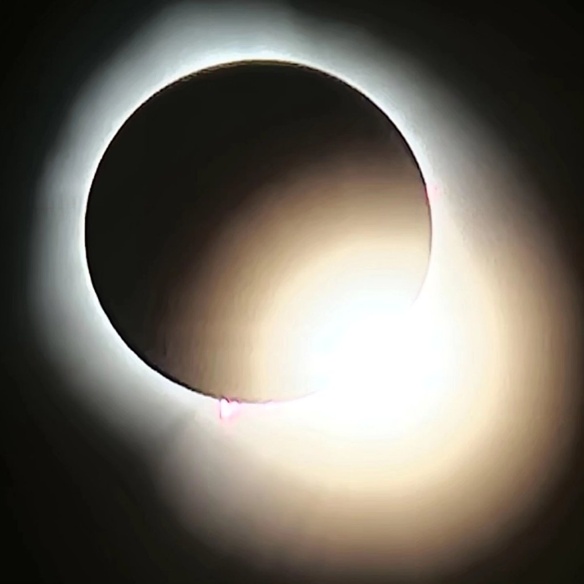 TurtleModeFPV's tweet image. Sun Re-Emerging After TOTAL Solar Eclipse @IMS Indianapolis Motor Speedway 🐧🏁🔥🔥🔥.... Un-Freakin-Believeable....