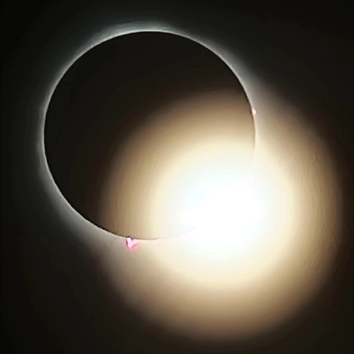 TurtleModeFPV's tweet image. Sun Re-Emerging After TOTAL Solar Eclipse @IMS Indianapolis Motor Speedway 🐧🏁🔥🔥🔥.... Un-Freakin-Believeable....