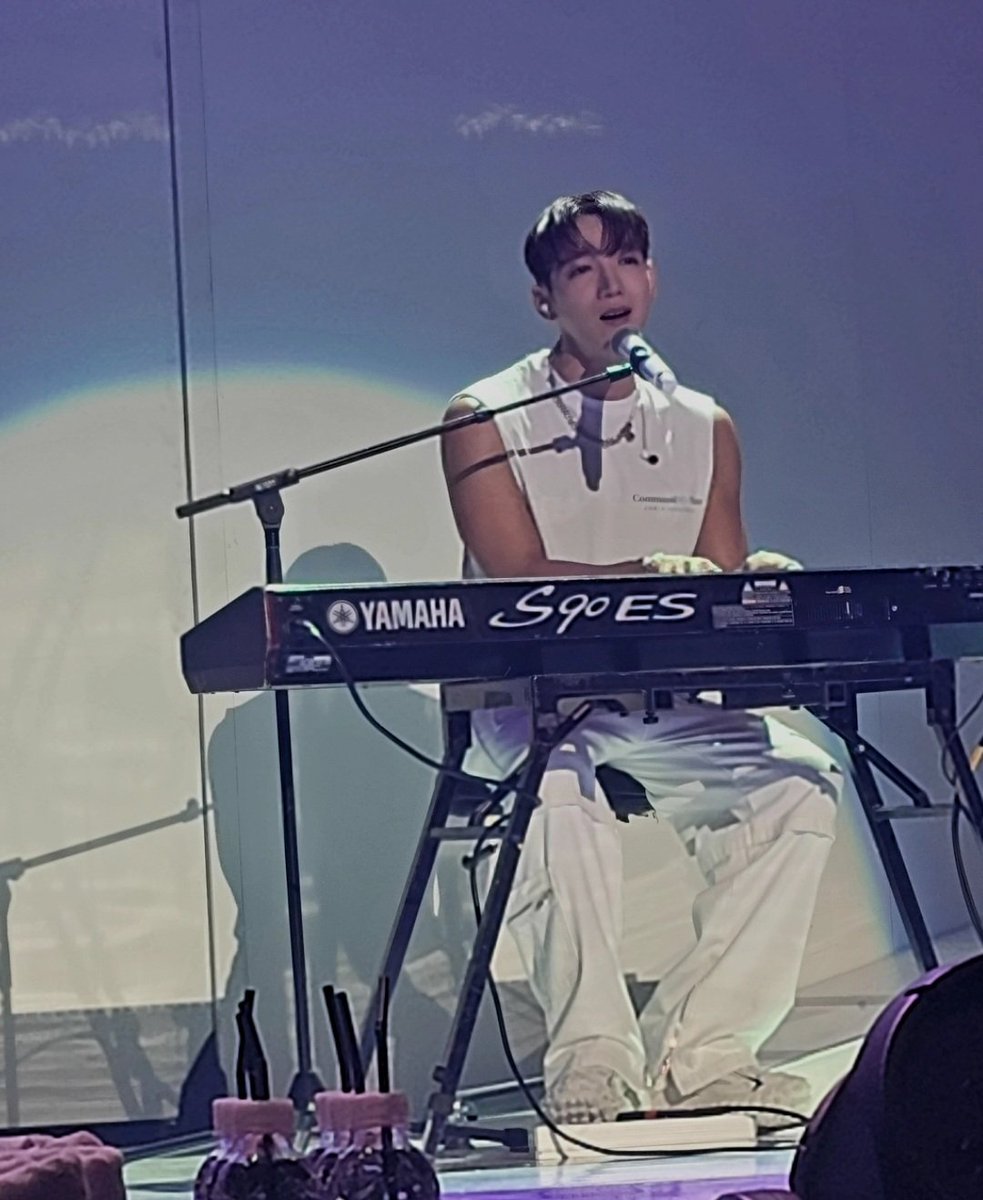 on_minjun's tweet photo. 꽃비 내리는 예쁜날에 선물처럼 찾아와 준 너
앞으로 벚꽃 흩날리는 계절마다 꽃보다 더 예쁘고 눈부셨던 이날의 너를 추억하겠지 반짝이던 모든 마음 평생 잊지 못하겠지😭 https://t.co/1IEAhVbeIw
