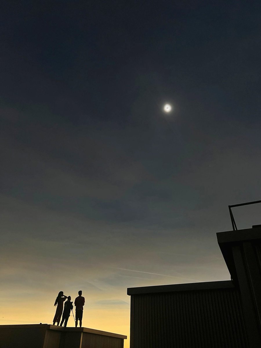 DarioUltimate's tweet photo. @smartereveryday Thank you Destin for the heads up on how to have a great viewing experience for the eclipse! Totality was absolutely crazy to see! https://t.co/Y09isp2TZW