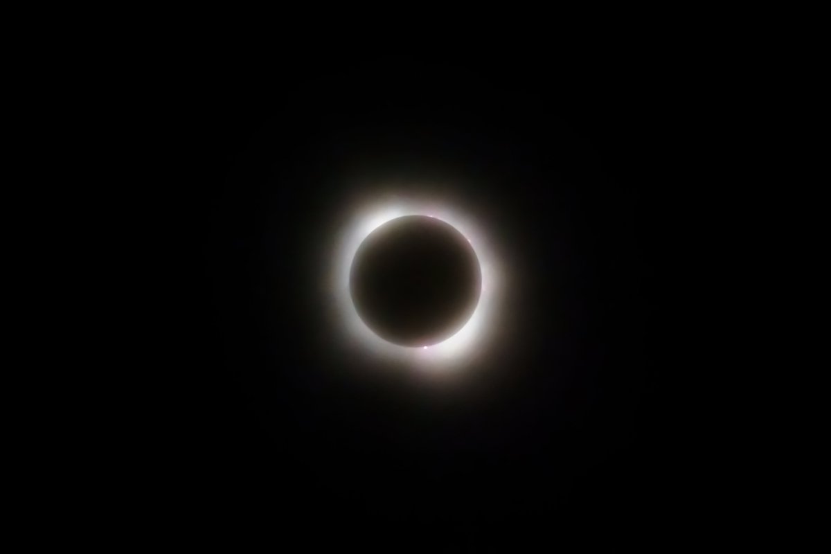 @thedragonfeeney EclipseMan posts eclipsey pictures of total eclipse