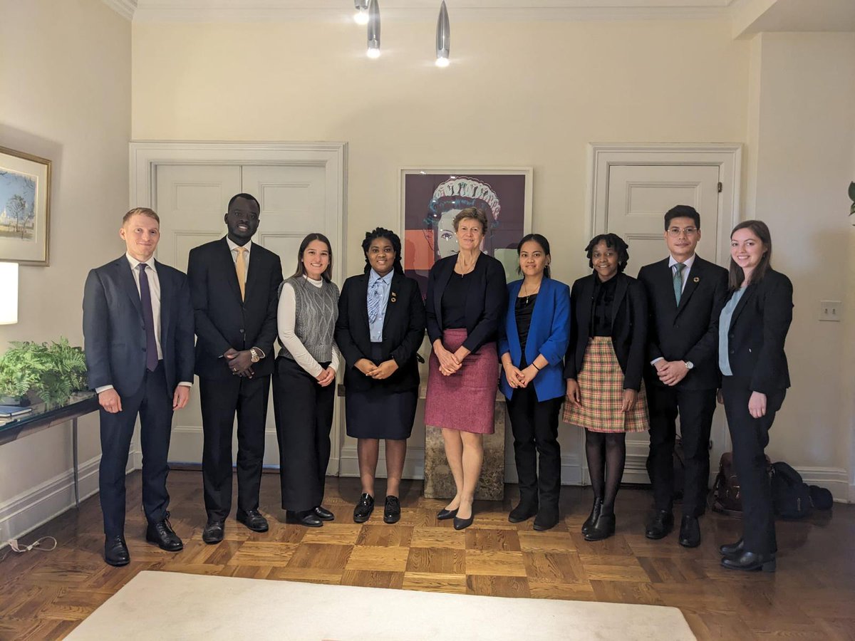 Delighted to meet inspiring @UN_PGA fellows 🇩🇴🇰🇮🇱🇦🇲🇼🇸🇸🇿🇼 We discussed UK & @UN shared priorities such as sustainable development, reducing poverty, empowering young people — and how @UN can adapt to serve future generations. Based on their energy & courage, we are in good hands.