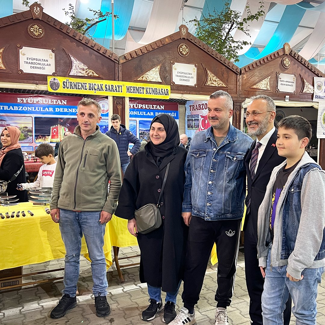 Ramazan Çadırı’nda derneklerimiz ve hemşehrilerimiz ile bir araya geldik. Birlik ve beraberlik içinde dayanışma duygularıyla geçireceğimiz nice mübarek Ramazan ayları ve bayramlar dileğiyle hemşehrilerimizle sohbet ettik. Değerli hemşehrilerime hoş sohbetleri ve samimi…