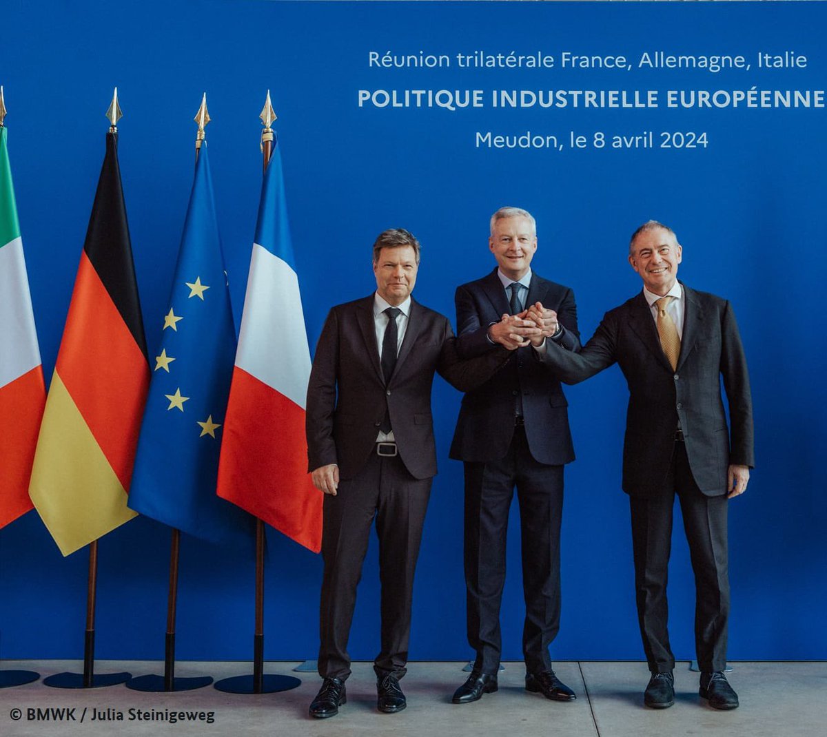 Un sujet crucial pour les années à venir: comment établir une politique industrielle 🇪🇺 compétitive et durable? Ravi d’accueillir à Meudon le ministre 🇩🇪de l’Économie, Robert Habeck, pour une nouvelle réunion trilatérale avec ses homologues 🇫🇷, @BrunoLeMaire, et 🇮🇹, @adolfo_urso.