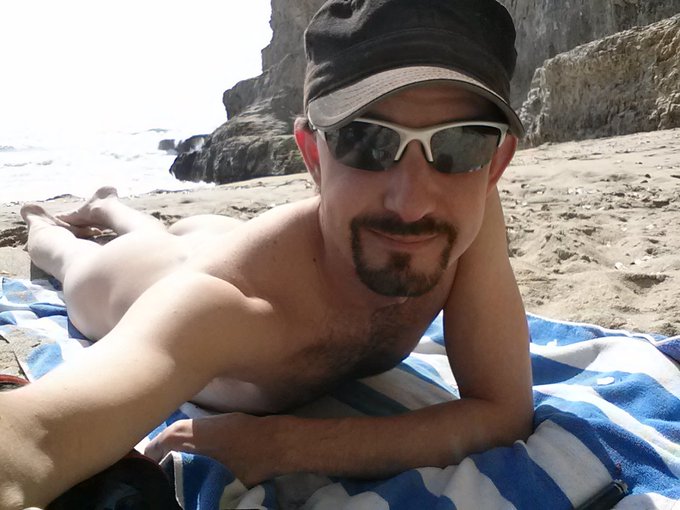Will you be my nude beach buddy? https://t.co/vcTReahInf