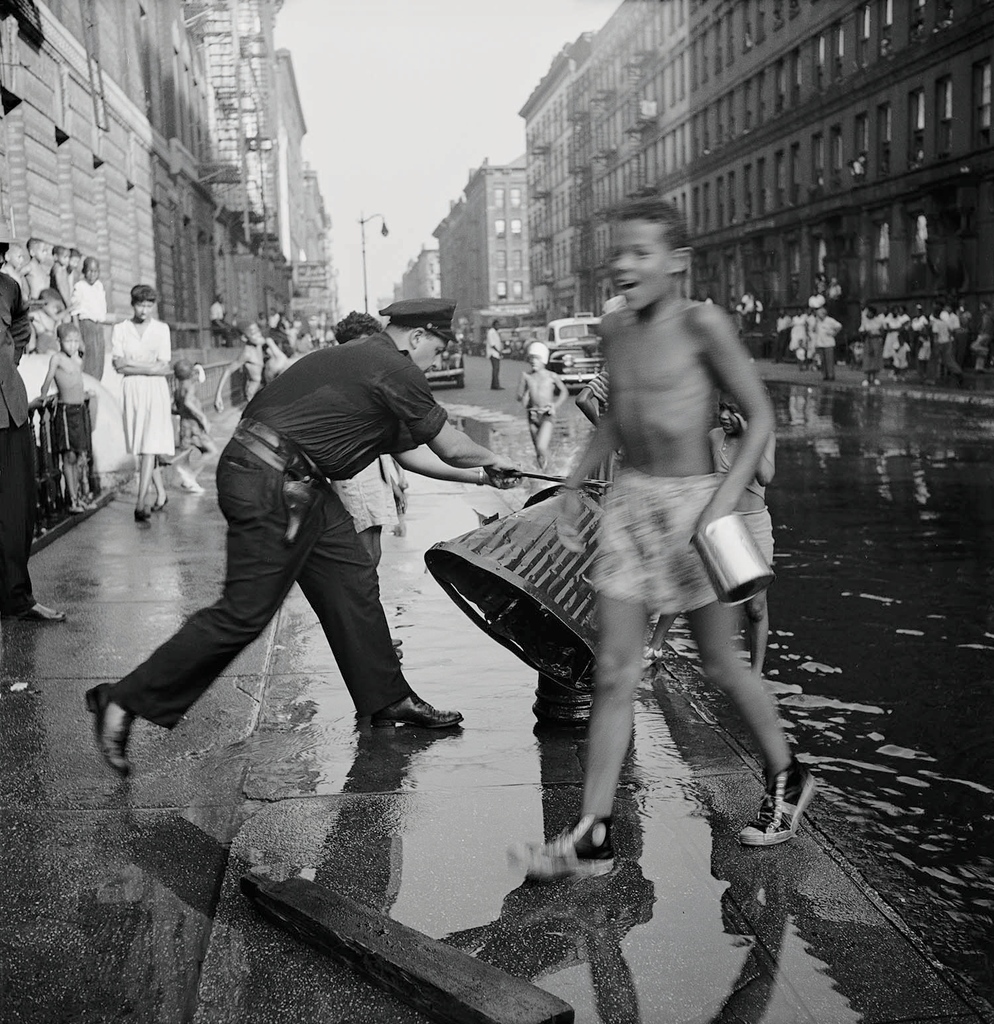 Untitled, Harlem, New York, 1948
.⁠
.⁠
.⁠
#blackculture #blacklove #blackisbeautiful #socialjustice #freedom #endinjustice #speakup #speakout #blacklivesmatter #blm