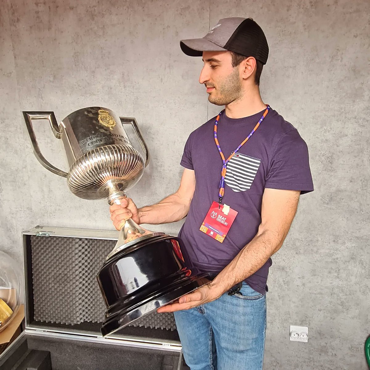 Rubns28's tweet photo. Otra año con la Copa por Sevilla, este año con un guaje especial. 
Brutal los leones 🦁🦁🟥⬜️🟥⬜️
#Sevilla #CopadelRey #Athletic https://t.co/TqVbMHPmrp