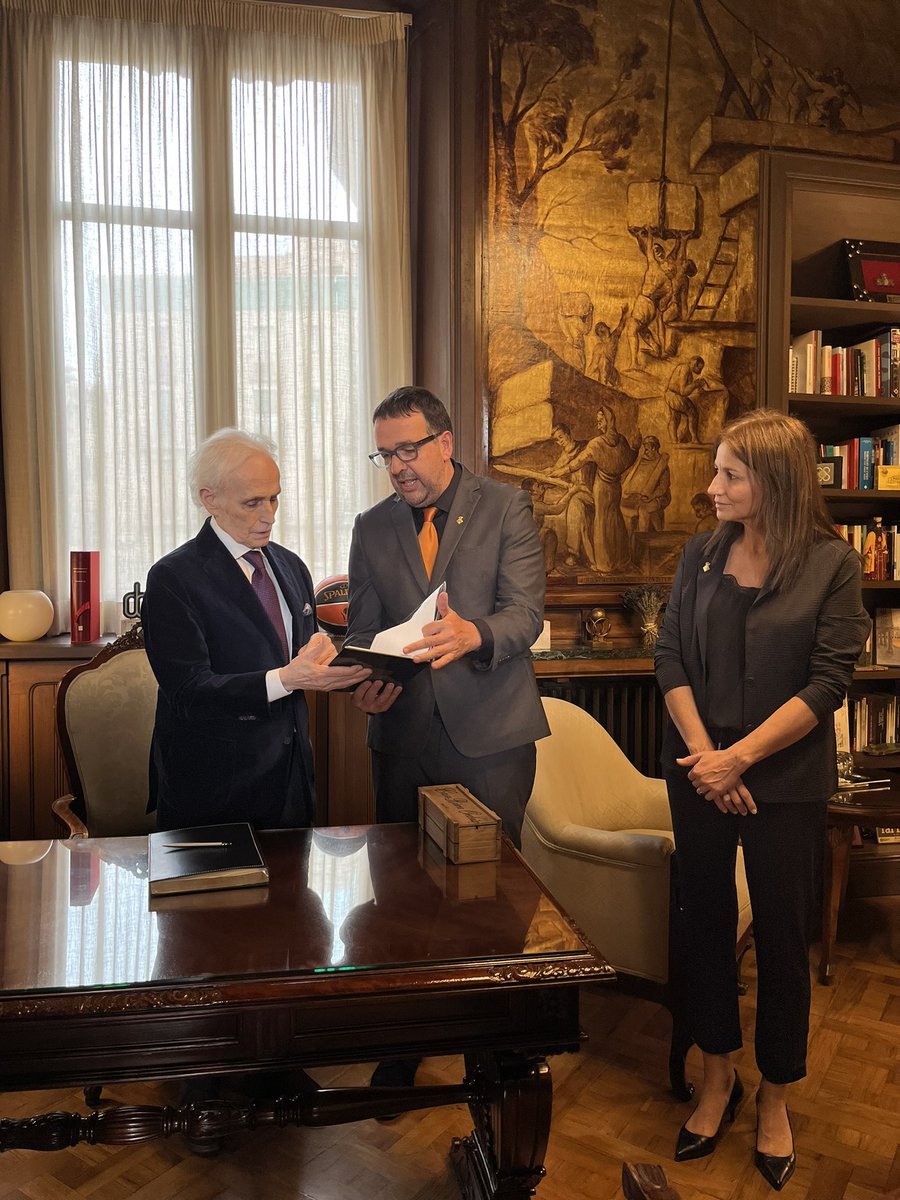 Avui hem tingut l'honor de rebre a @aj_vic el Sr. Josep Carreras, que serà guardonat aquest vespre @latlantidavic a la 2a edició del Premi Ciutat de Vic per tal de retre homenatge a la seva exitosa trajectòria🙌🏻