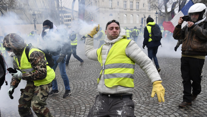 Problem ist nur, wenn der Mann auf der Straße den Markt nicht so als oberstes Gesetz sieht.

Dann waren es die Grünen und man sagt, 'man muss die Menschen mitnehmen'.

Nach den Gelbwesten und Bauernprotesten würde ich mich als Diesel-Dieter ruhig zurücklehnen.