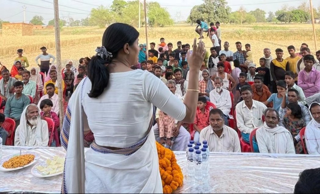 विधानसभा-मझवाँ, विकासखंड-पहाड़ी, जनपद-मिर्ज़ापुर की विभिन्न ग्रामसभाओं में जनसंपर्क - ग्रामसभा-गोवर्धनपुर, निवासी श्री बबलू भारती (बूथ अध्यक्ष भाजपा ) एवं निवासी श्री अक्सर अली (बूथ अध्यक्ष अपना दल एस) के आवास पर आमजन से भेँट-संवाद करते हुए ग्राम के उज्जवल भविष्य पर चर्चा हुई।