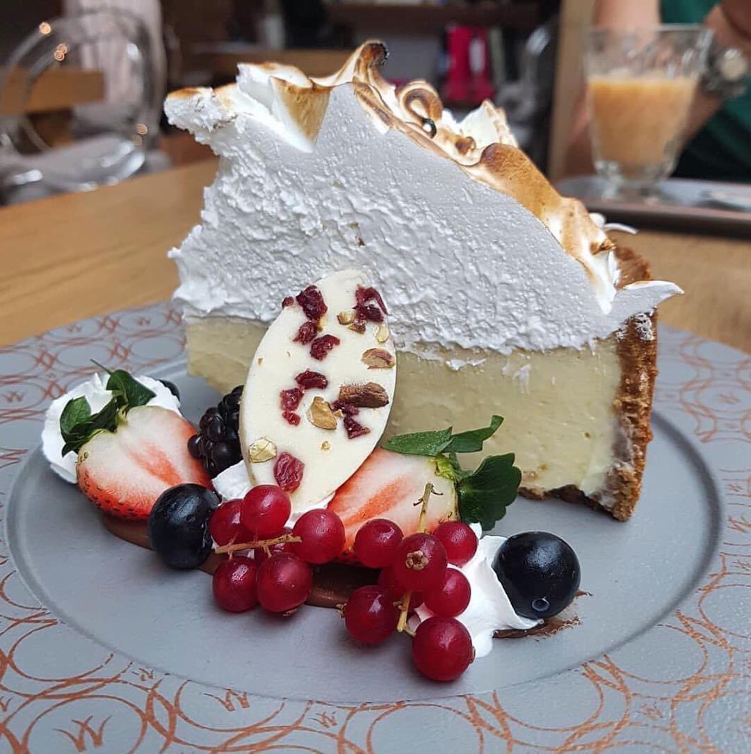 When life gives you lemons, make lemon meringue cake! 🍋 

#walnutgrove #mykonos #dubai #sandtoncity #mykonoslife #dubailife #greece #greekfood #summervibes #islandlife #foodie #foodblogger #luxurytravel #luxuryhotel #greekholiday #greekisland #greekislands #restaurant #cafe…
