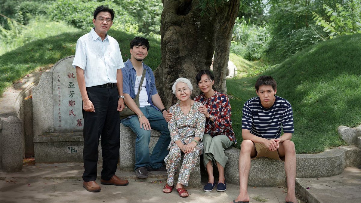 วันที่ไปดู #หลานม่า ที่นั่งข้างๆ เป็นผู้สูงอายุ 2 ท่านน่าจะมากับลูกชาย พอถึงจังหวะเพลงสรรเสริญ คุณลุงก็ทำท่าจะลุกขึ้น คุณป้าก็ดึงแขนไว้ แล้วเตือนว่า "ต้องรอให้เพลงขึ้นก่อน ไม่เห็นหรอเขายังไม่ลุกกันเลย" คุณลุงก็เขินๆ แล้วก็นั่งลง

 ทีนี้พอเพลงเริ่ม คุณป้าก็พาคุณลุงยืนขึ้น