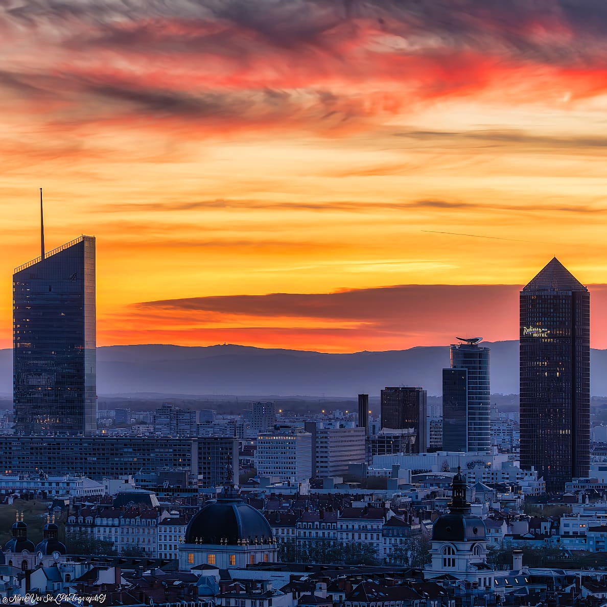 ' L'art passe à travers la couleur, alors j'écris l'histoire de mon Lyon avec mes pinceaux ' Par © Ninoversalphotography (Instagram /Facebook) #Lyon #picoftheday #pictureoftheday #photooftheday #photography #sunrise