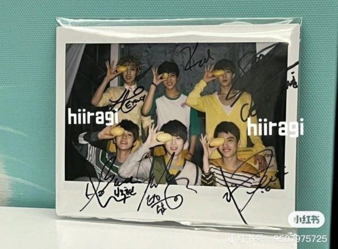 KAIEXOLFrance's tweet photo. 🐻 • | 💕 Ancien Polaroïd EXO-L ( EXO-K ) ✨️ De Hiiragi avec les signatures des membres ( nouvelle publication du fan ). Souvenir .
#12YearsWithEXO #Exo
@weareoneEXO
@B_hundred_Hyun
#AlwaysHereForJongin #Exok
#Jongin #카이 @weareoneEXO https://t.co/mNFeJu8ctC