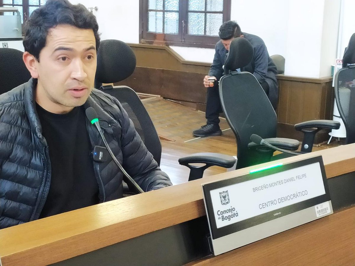 atelcaprensa's tweet photo. El concejal @Danielbricen indica
Se ha venido burocratizado la @ETB con puestos de color verde. Gastos por honorarios aumentaron el 50% y la volvieron una cueva burocrática.
Un presidente que entrega pérdidas de -$37.000 millones debe irse.
#LaETBseDefiende #Atelca #ETBNuestra https://t.co/pdJSYZNRac