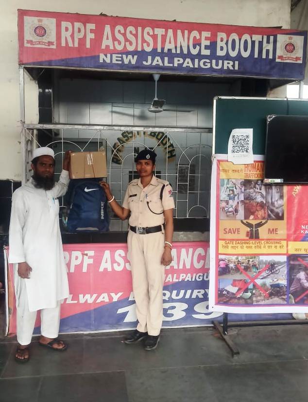 RpfpcNjp's tweet photo. On 08.04.24 ASI/D.Mishra RPF/NJP recovered one left behind blue color back pack &amp; 01 carton box value Approx (3000/-) from Train No- 12513(Silchar SF Exp.)  &amp; later handed over to its owner he paid thanks. #Operation_Amanat
@rpf_nfr

@rpf_INDIA

@drm_kir

@rpf_nfr1 https://t.co/Z266I0Tjxl