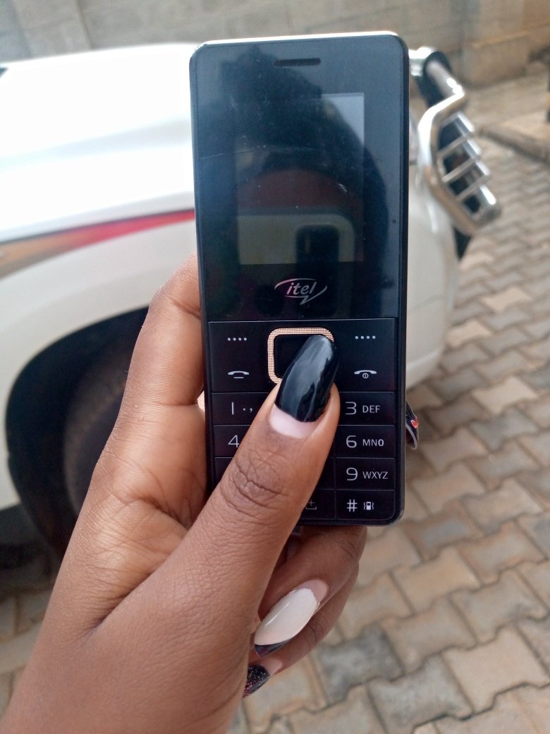 I'm selling off my small phone at only 40k. Please buy it so that I can eat some food today😭🥺