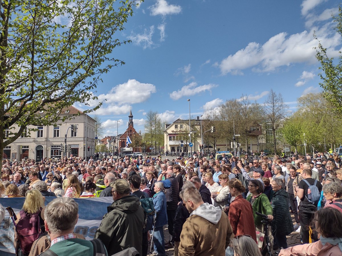 SchaarTV's tweet photo. Nach dem Brandanschlag auf die Oldenburger Synagogengemeinde: Demonstration gegen Antisemitismus und Israelhass https://t.co/46bfxHhquF
