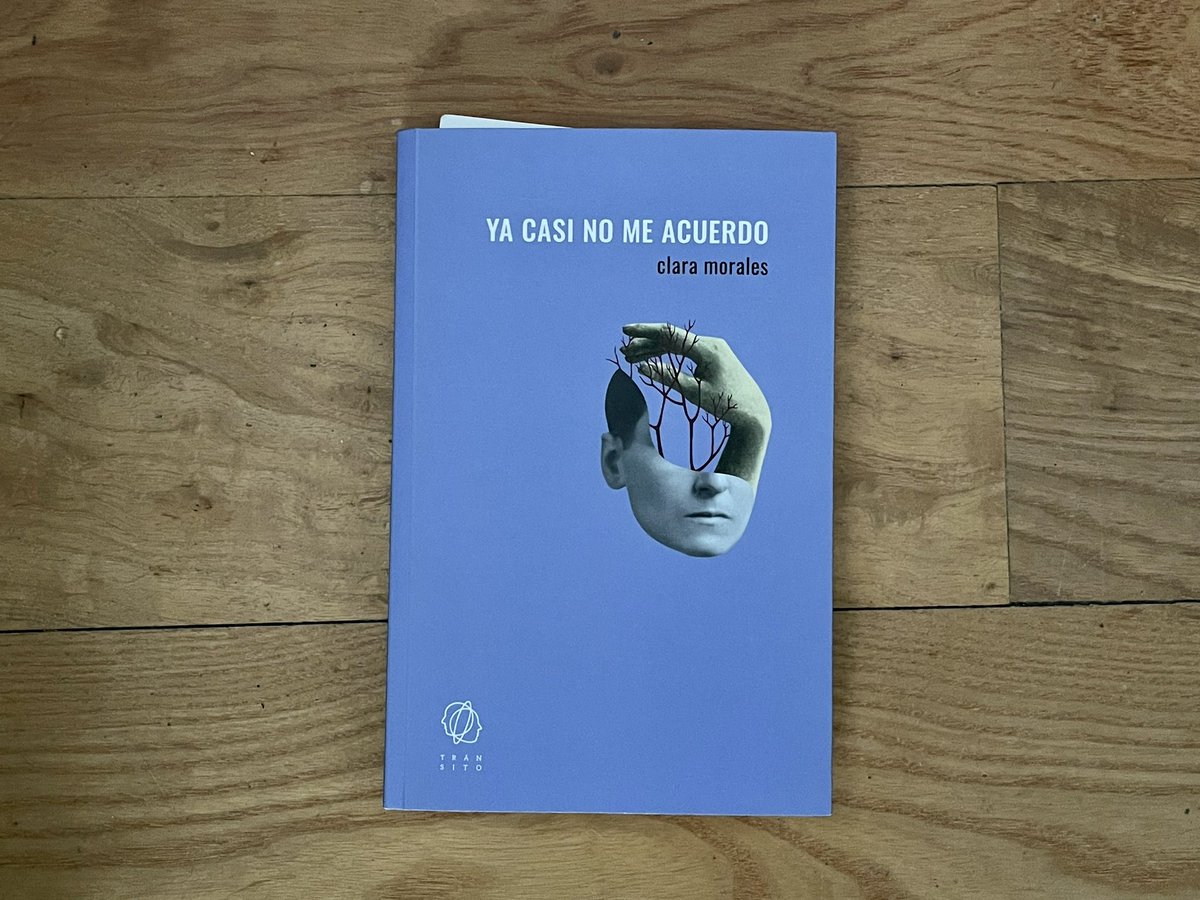 Los cuentos de @claramoralesf están escritos en ese tiempo y lugar detenido justo antes de pasar página. De pasar pagina a la vida. A la historia. A una carta. A un amor. En ellos renombra con un lenguaje nuevo lo que a la memoria pertenece. Leedla. «La vida es una tómbola» 💥.