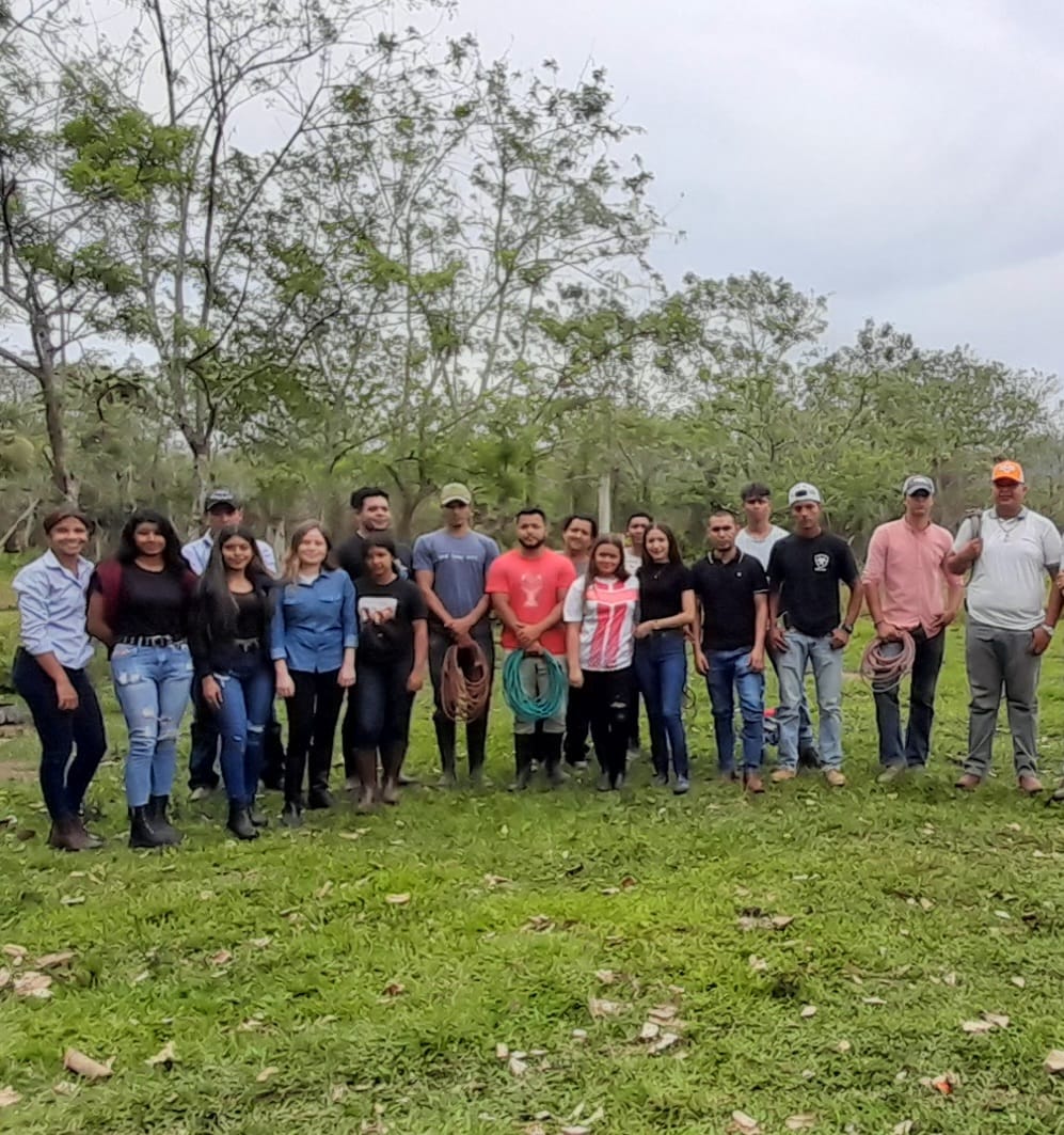 ¡𝗔𝗽𝗿𝗲𝗻𝗱𝗲𝗿 - 𝗛𝗮𝗰𝗶𝗲𝗻𝗱𝗼! 📌 Estudiantes de la carrera Técnica General en Zootecnia, realizan prácticas de Sujección y Derribo en Bovinos, siendo esto como parte de su formación técnica profesional. #SoyTecNicaragua 🤩🥳