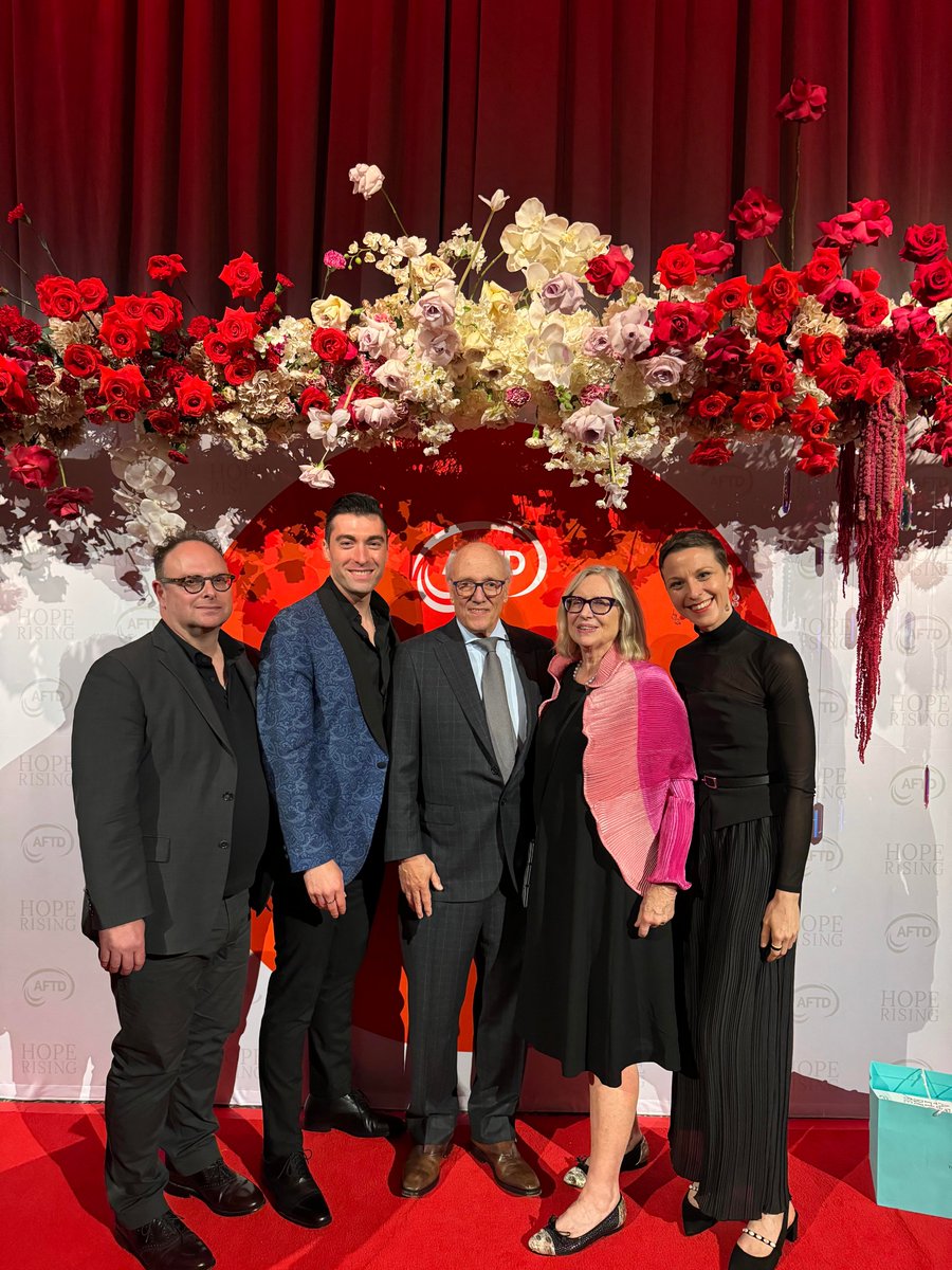 #AtlanticFellows joined GBHI Founding Director Bruce Miller for a beautiful evening at the Hope Rising Benefit @AFTDHope where he was awarded the Susan Newhouse & Si Newhouse Award of Hope. Huge congratulations! 👏

#FTD #dementia #aftd #hope