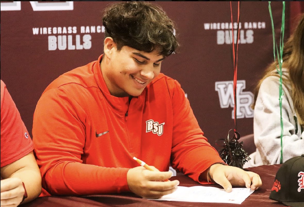 ortiz_jaeden's tweet photo. Official #GoBears @JosephVerria @BSUCoachNeu @BridgeStateU @BSU_Football_ @WGRanchFootball @hdcoach_mark @CoachGroneqb @PascoCountyFB @Andy_Villamarzo @joey__naso 🐻 https://t.co/GwmTF9WVdn