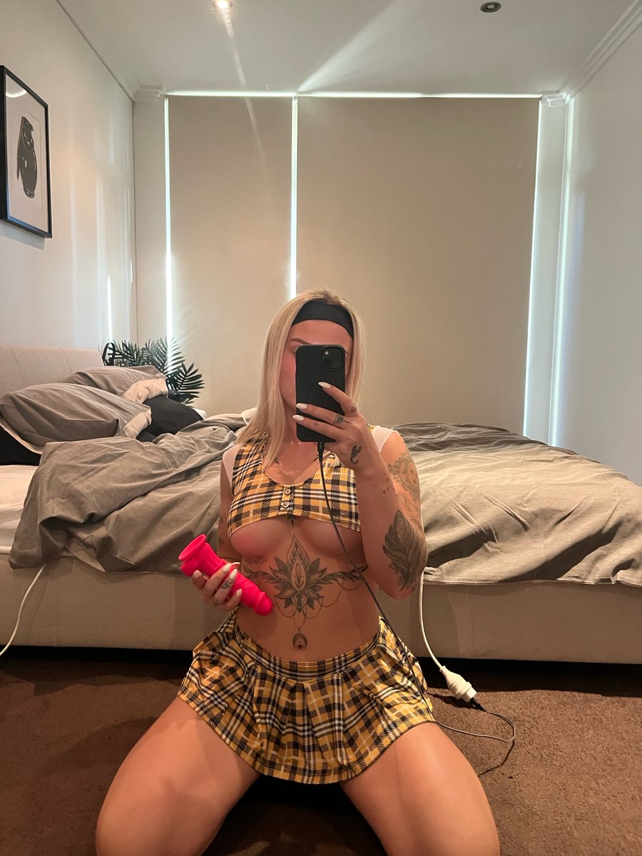 Skyeerochellee's tweet photo. Come here and let's play i have my toy for uu 🫦🩷 https://t.co/X2icuCnNJa