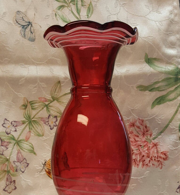 Artisan Handblown Vase, Margie's Garden, Hand Blown Glass, Westlake CA, Red White Cranberry, Creative Artisans,  Home Decor, TV Movie  Prop tuppu.net/e4a33168 #AmazingFunVintage #Etsy #BedroomBathDecor