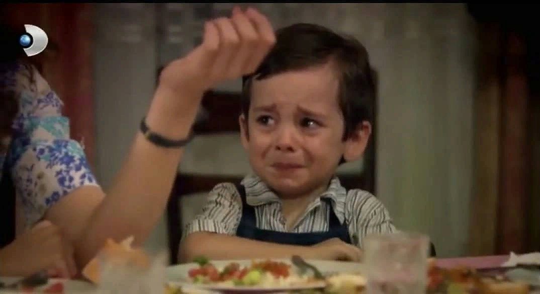 biri yemek yerken ağzını şapırdatıyordur

ben;