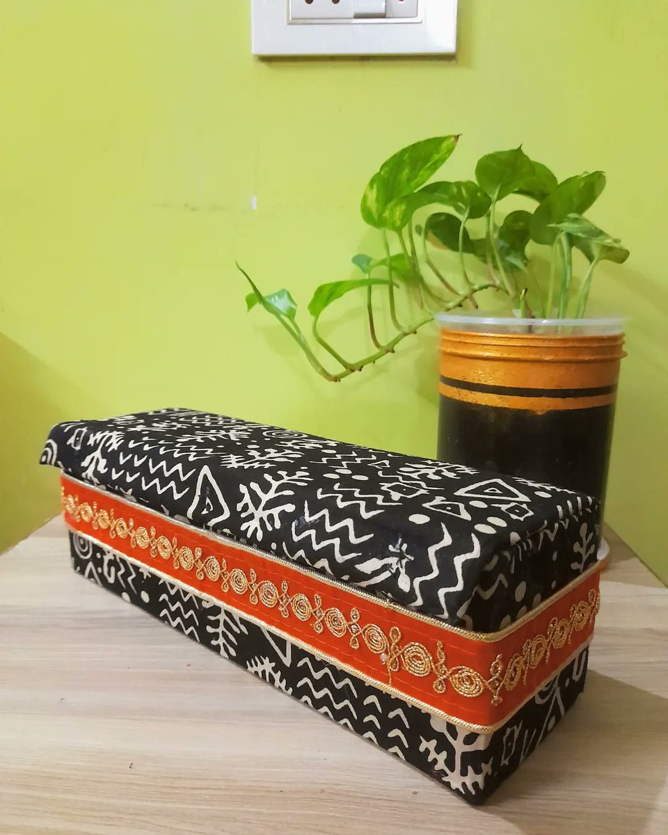 VinitaR60106090's tweet image. DIY Bangle Holder made from Old Cardboard Box at Home in 0Rs.😱🤯Best Out Of Waste😍
•
•
#diyboxstorage #diybox #diy #diyideas #diyhome #creative #handmade #recycled #recycle #diybangles #diybanglebox #viral #artist #diydecor #bestoutofwaste #youtube #kalakaariwithvinita