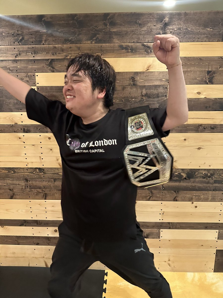 SPLAB_official's tweet photo. SPLABニュースです

【新王者】
👑第4代SPLAB王者 梅👑

🇯🇵 20歳 7-4 2KO

Makotoに2R KO勝利した梅が
第4代SPLAB王者に！
おめでとうございます🎊 https://t.co/vNwCNwIixW