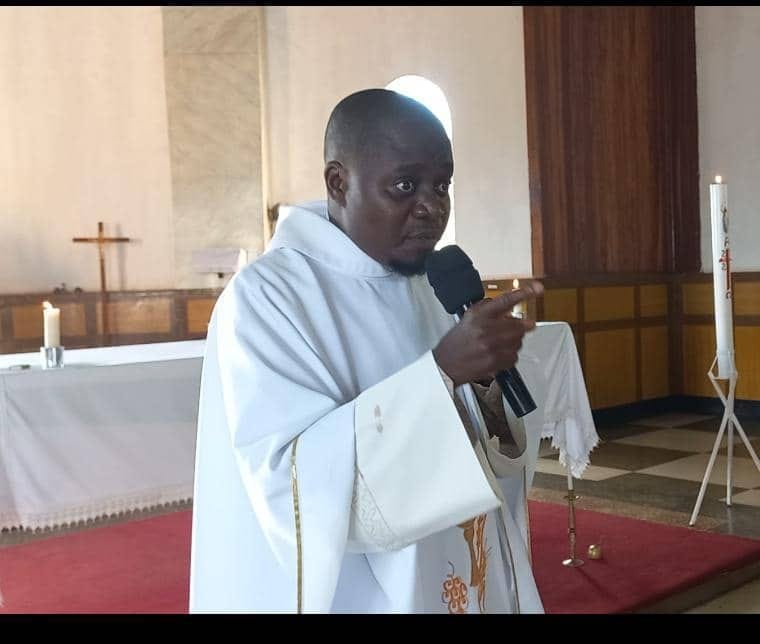 Pray for this servant of God from Zambia.Father you are being persecuted for speaking the truth 
May Mother Mary intercede for you @ednyoka @fr_petros @