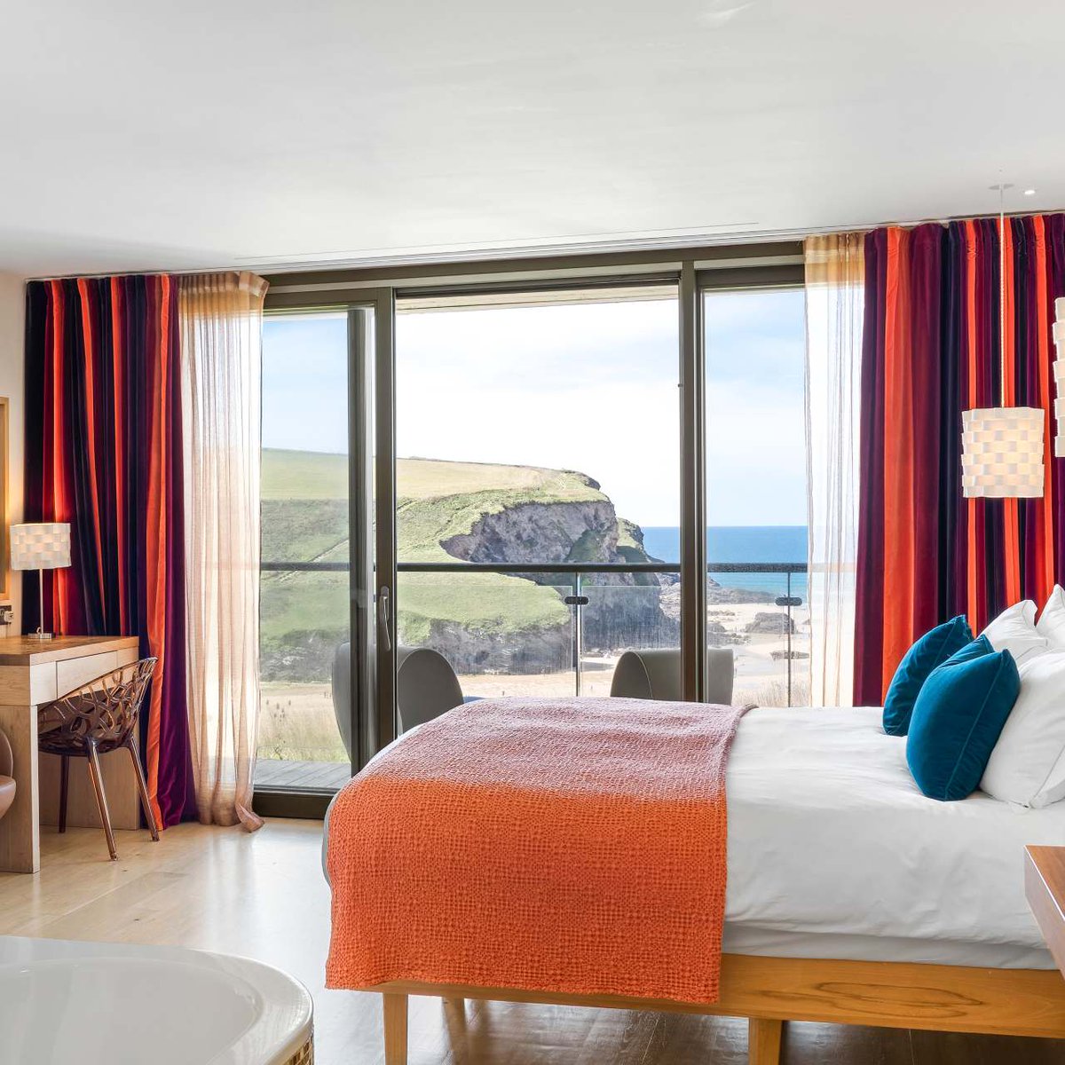 There’s no compromise on modern style and comfort at @thescarlethotel. Light and spacious with original paintings and sculptures to catch the eye, the décor is drawn from nature, the colours of wildflowers, rock pools and sea mosses. tinyurl.com/2s4tjrse