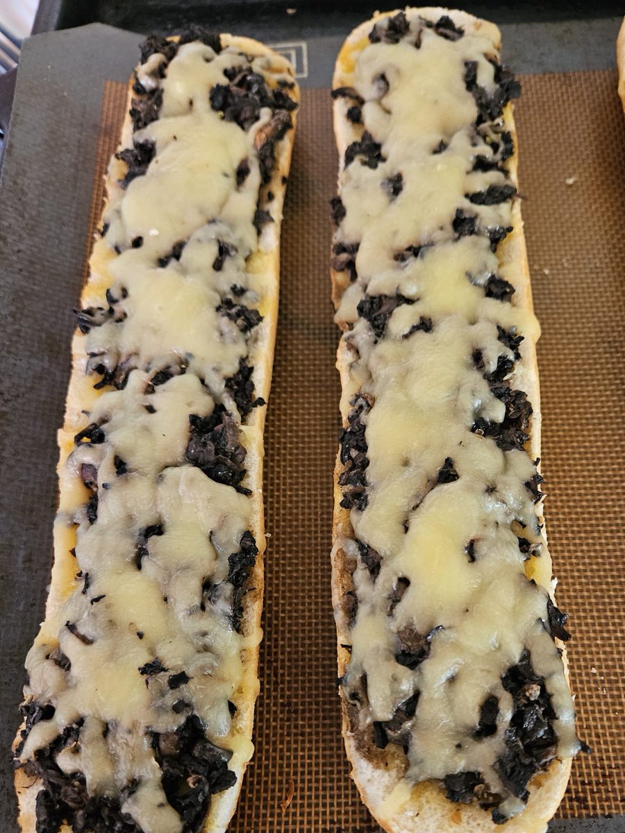 Baguette with mushrooms, onion and cheese. Typical Polish snack and Friday sorted 👍
All product from Food Hub and a great way to use up day old baguettes!
💚🥖💚
shrewsburyfoodhub.org.uk/hub-latest/rec…
#reducefoodwaste #surplusfood #shrewsbury