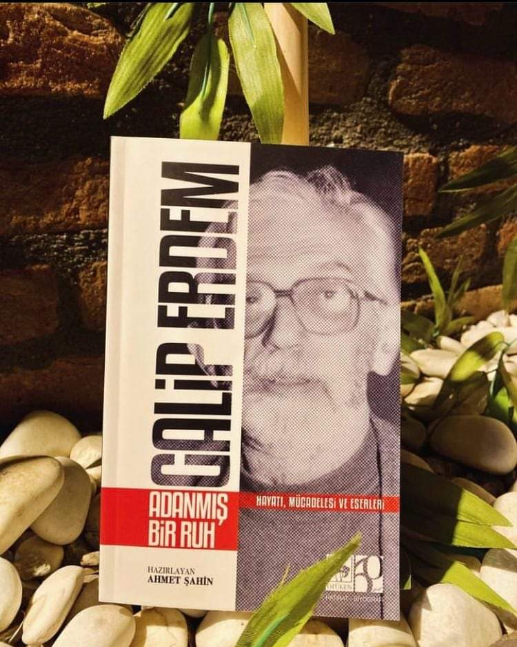 'Bir zamanlar küçük bir ailenin en akıllı sayılan üyesiydim, şimdi çok büyük bir ailenin en çaresiz adamıyım' Galip Erdem'in Hayat Hikayem başlıklı yazısından... 🖱️ Temin etmek için: otuken.com.tr/galip-erdem-ad