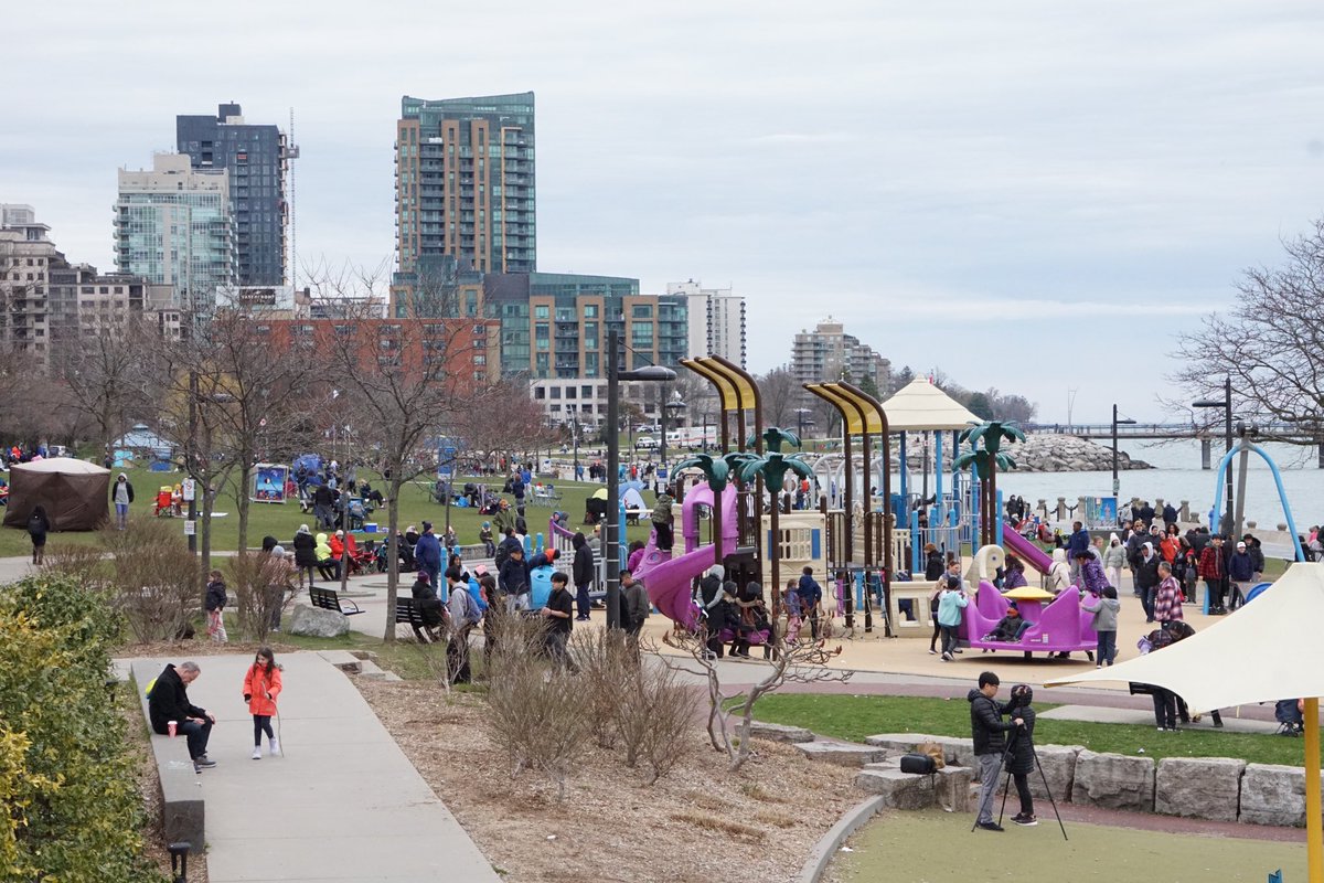 Spencer Smith Park in #BurlON is filling up quickly for the #Eclipse