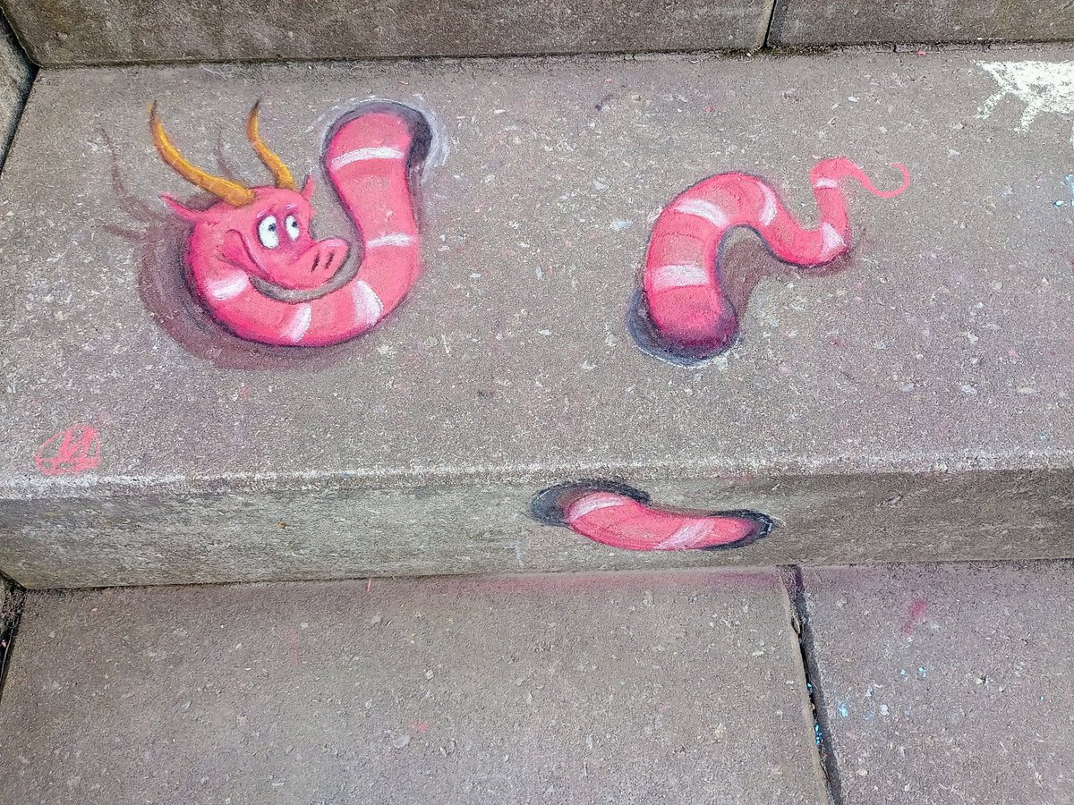 In unserer Eingangstreppe ist der Wurm drin...

#mbART #kreide #streetart #dragon #wurm