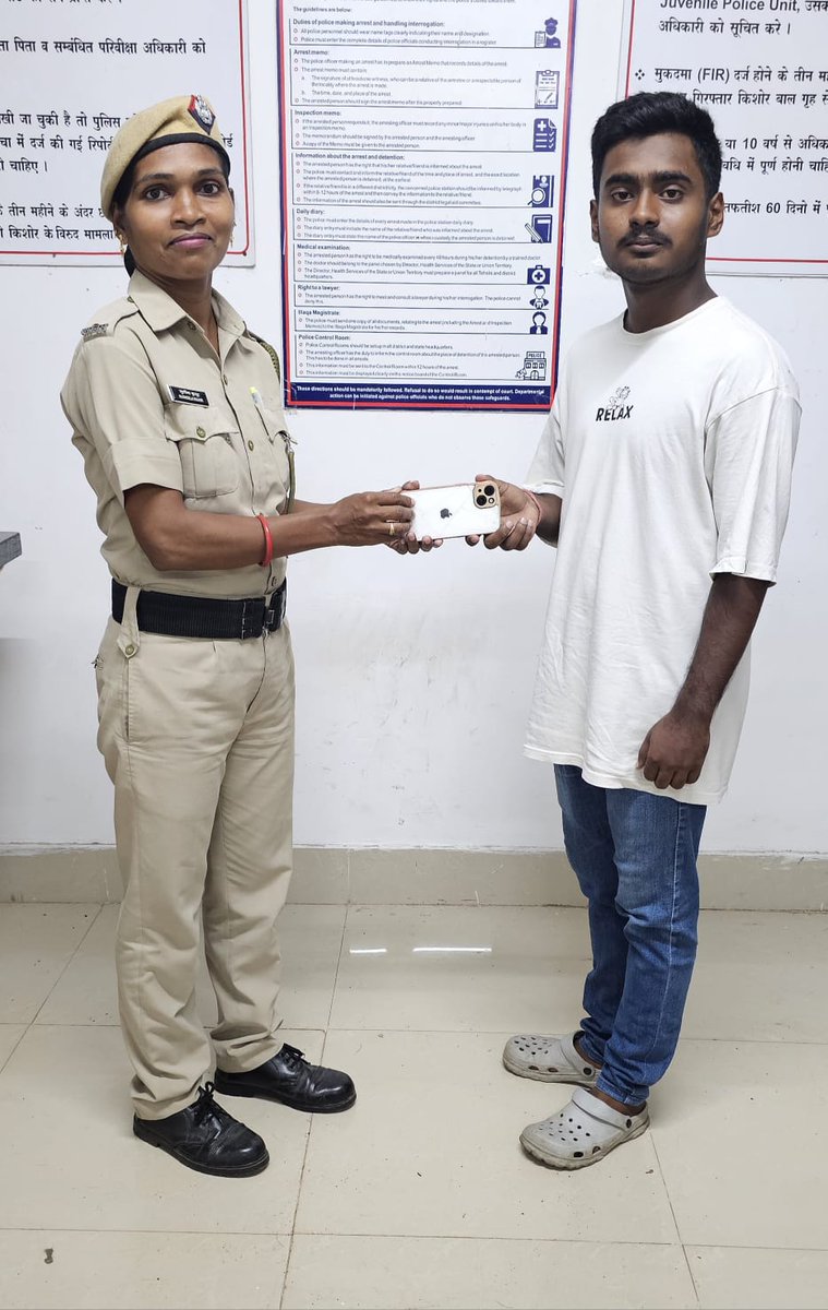 📱 Lost but Found! Thanks to the dedicated efforts of PC/2880 Cheeranjib Kumar Mazumder of PS Bambooflat, a lost Apple iPhone 13 worth Rs. 80,000 has been traced and returned to its owner. Kudos to their sincerity and commitment! #GoodPoliceWork #CommunityService.