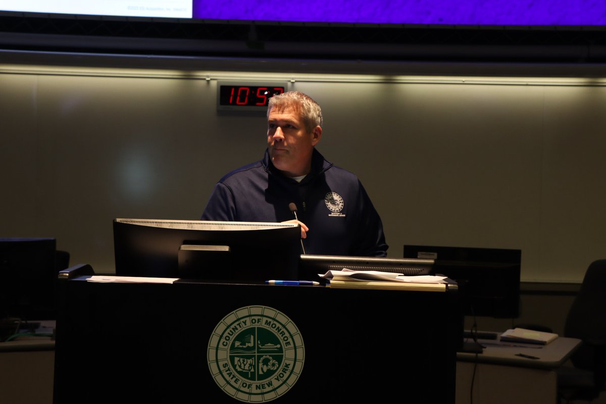 Started off the day at the Monroe County Emergency Operations Center. This multi-agency team assembled here today will keep a close watch on all of the day's public safety logistics. Special thanks to @MonroeCountyOEM and @MC23Parks for all of their preparations!