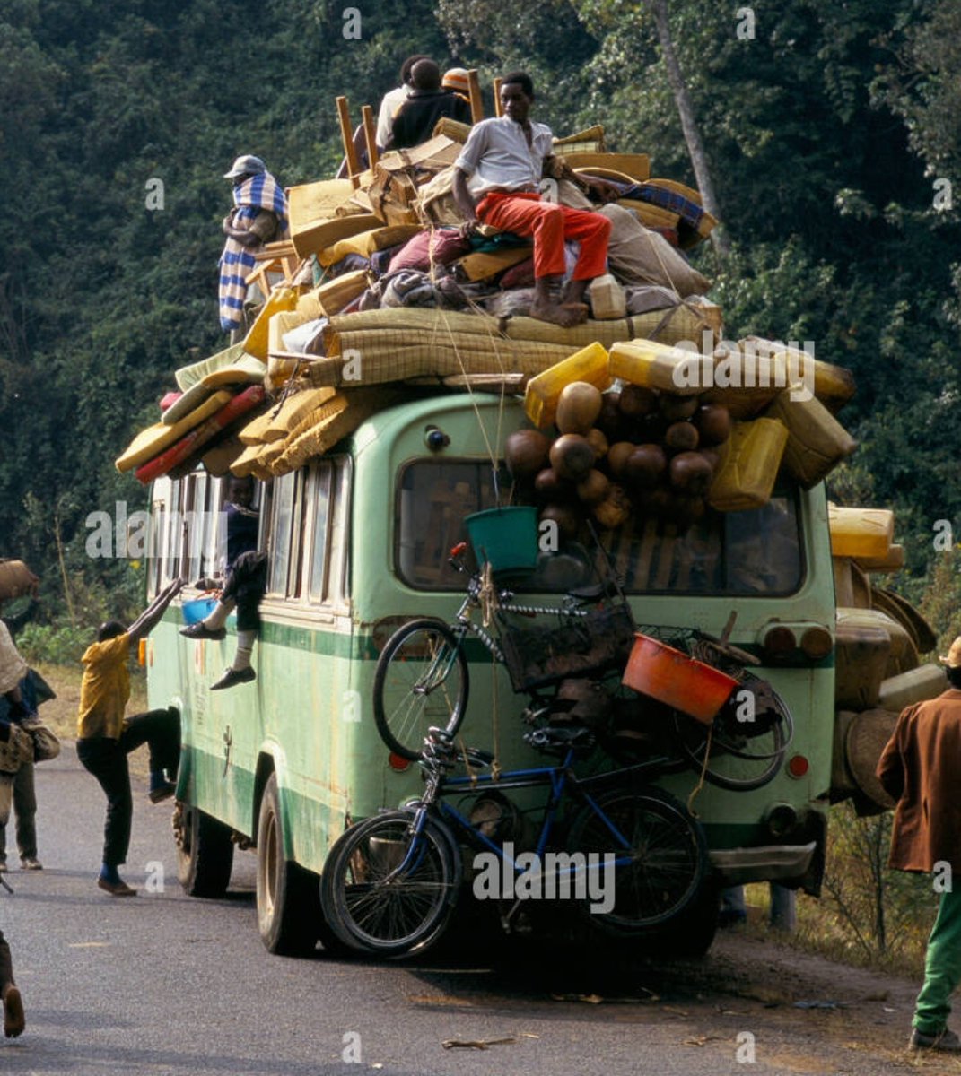 MES SOUVENIRS !!! Avril - Juillet 1994 : les véhicules des réfugiés Hutus rwandais arrivés au Zaïre... => Dès le début des combats à Kigali le 7 juillet 1994, tous les dignitaires Hutus comprennent la nécessité de mettre leurs familles à l'abri, en dehors de Kigali. Un bon…