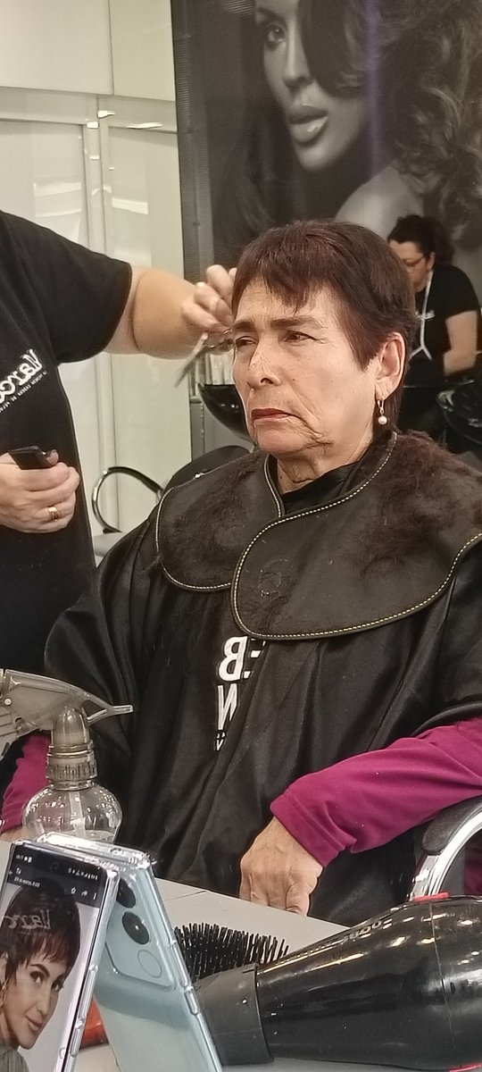 Andreitamicolta's tweet photo. @MarcoAldany poco profesionales groseras no saben hacer un buen corte están practicando con los clientes lo que se pidió a lo que se hizo
carísimo las cosas de mala gana no valla a este salón queda frente al c.c. las glorias si van les iran mal, porque ni el tinte lo saben hacer. https://t.co/Mf9uLno2wV