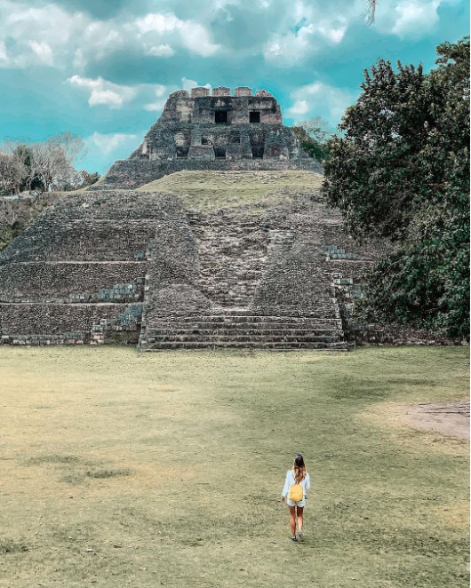 Step back in time and discover the ancient temples of Xunantunich, a place where history and culture intertwine. Enhance your knowledge of the past and immerse yourself in the beauty of Xunantunich. #TravelBelize 📸: @vacationbelize