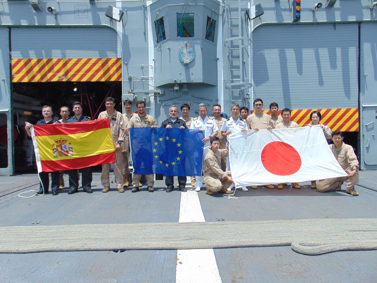 #OperationAtalanta and the Japanese forces strengthen ties aboard the frigate #CANARIAS. During the visit, the Japanese 🇯🇵 deployment air force for counter piracy enforcement (DAPE) were able to see first-hand the work of the Spanish frigate as part of 🇪🇺 #EUNAVFOR ATALANTA.