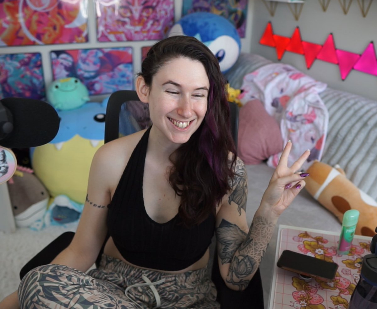 ALOOO I’m in a great mood today ITS TIME FOR A GREAT STREAM TOO 🥰 ✨ twitch.tv/bloody ✨