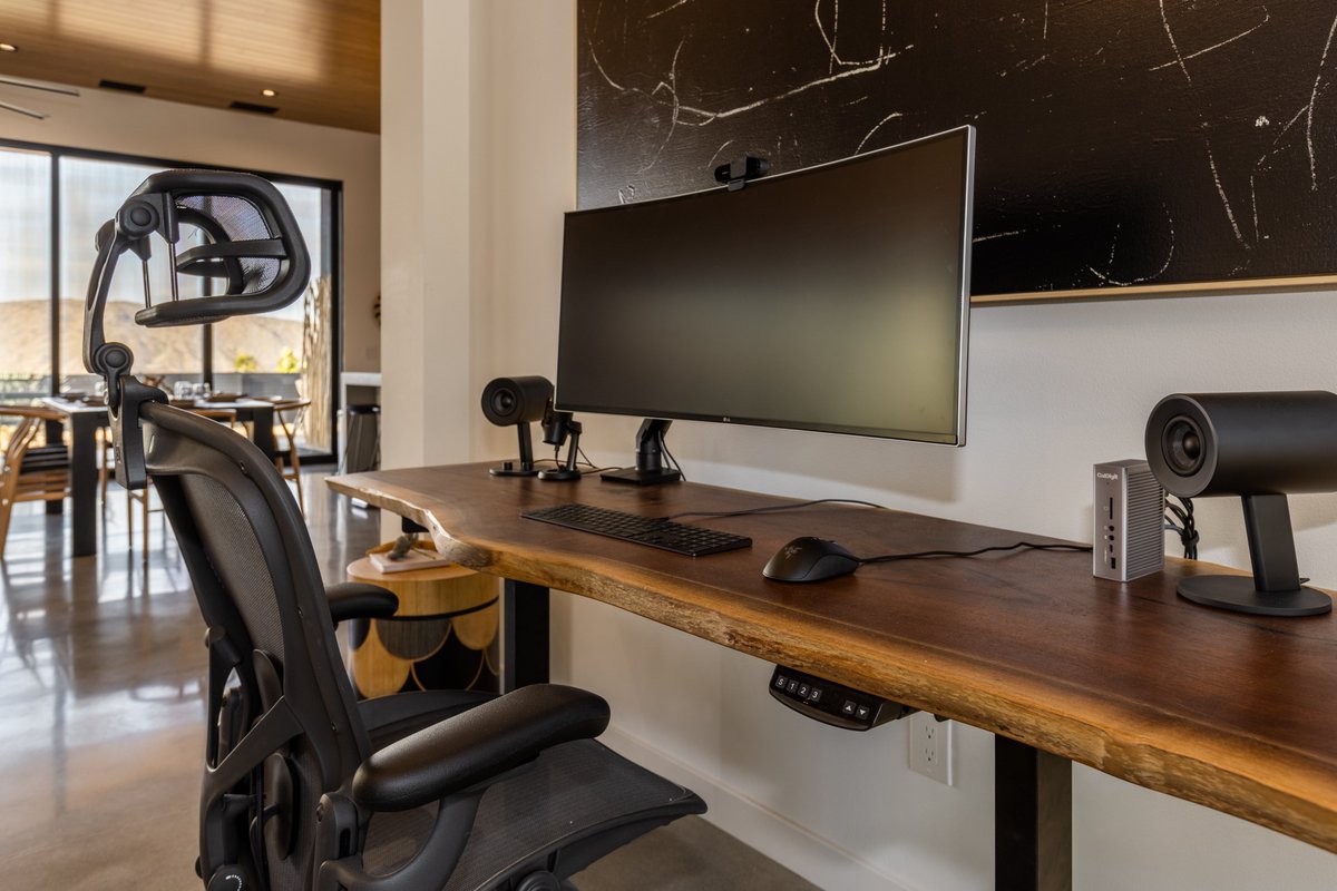 Work like an absolute pro at any Wander: 🖥️ 38' LG ultrawide monitor 🪑 Herman Miller Aeron chair ⌨️ Apple magic keyboard 💼 Uplift standing desk 🖱️ Razer mouse 💻 Caldigit dock Combine ultimate rest with next-level productivity with our amazing work setups.