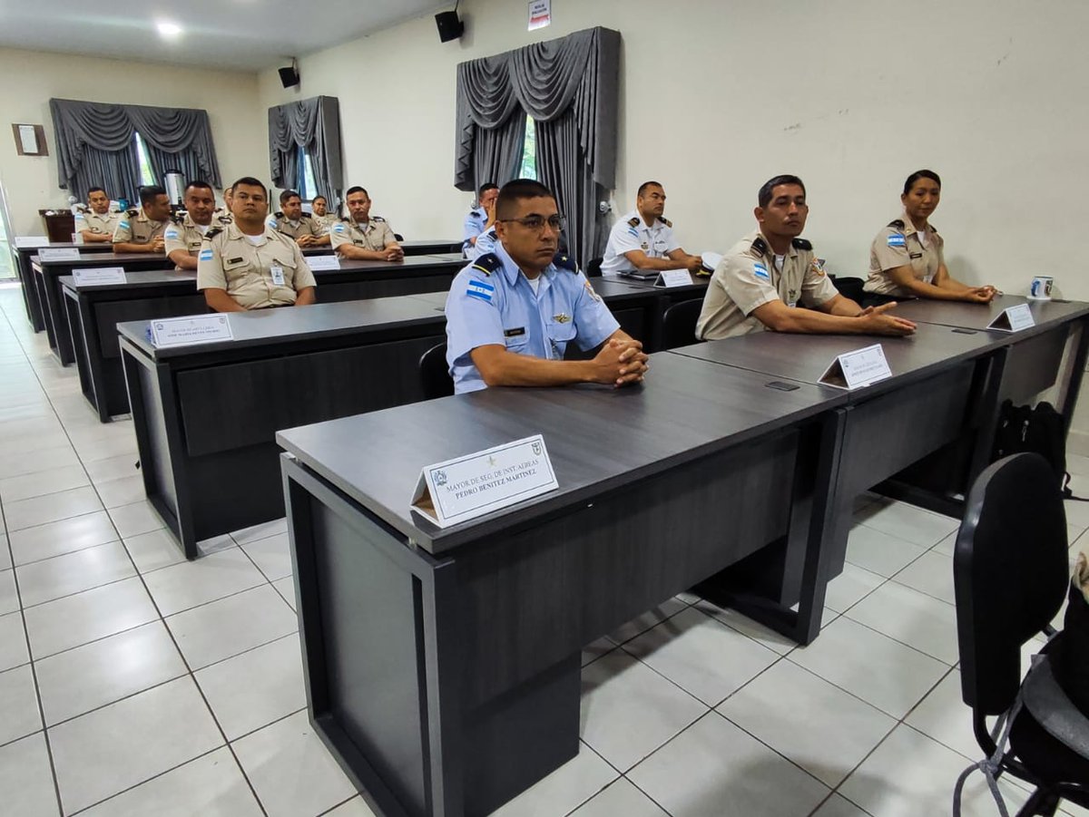 FFAAHN's tweet photo. La Escuela de Comando y Estado Mayor #ECEMFFAA inauguró el Seminario de Derechos Humanos con la participación de 39 oficiales alumnos del Curso de Comando y Estado Mayor No.35, el cual es impartido por un instructor invitado de República Dominicana. https://t.co/jgDFzPqvdb