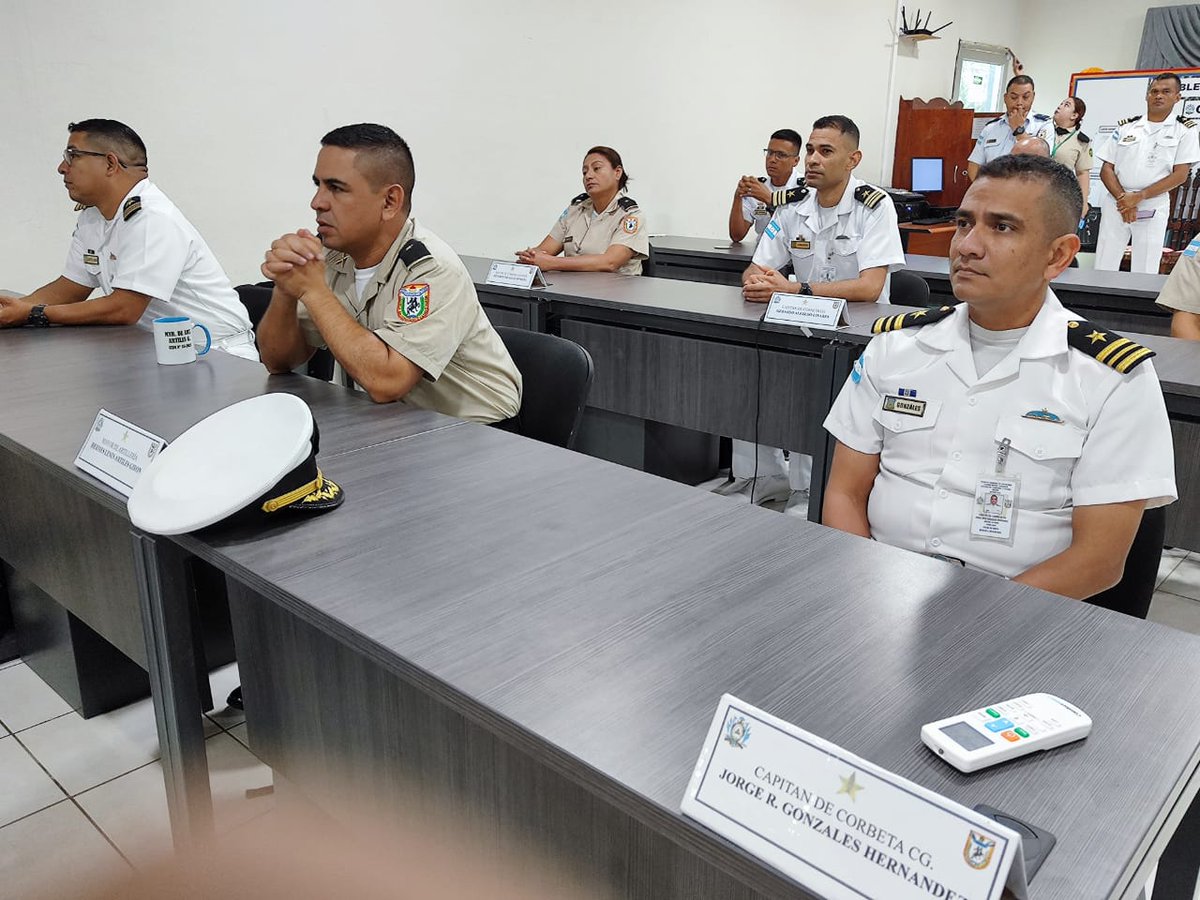 FFAAHN's tweet photo. La Escuela de Comando y Estado Mayor #ECEMFFAA inauguró el Seminario de Derechos Humanos con la participación de 39 oficiales alumnos del Curso de Comando y Estado Mayor No.35, el cual es impartido por un instructor invitado de República Dominicana. https://t.co/jgDFzPqvdb