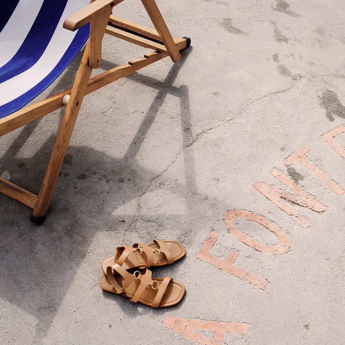 Beach club luxe. Our made-in-Italy #MichaelKorsCollection sandals spotted at La Fontelina in Capri, Italy. michaelkors.com/michael-kors-c…